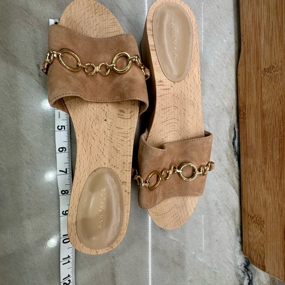 Ann Taylor Clogs - Tan Suede with Chain Accent-7M - Picture 13 of 14